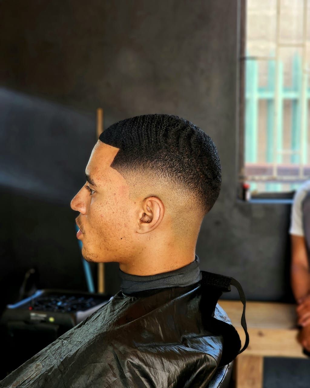 Cliente de perfil com degradê baixo
